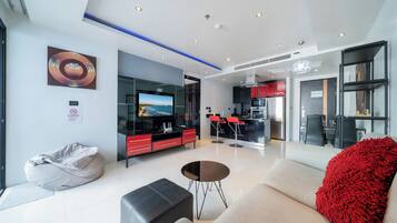 Appartement Deluxe, 1 chambre, balcon, vue ville (Absolutely Amazing Bangla 1BR Suite) | Coin séjour | TV connectée de 55 pouces avec chaînes numériques