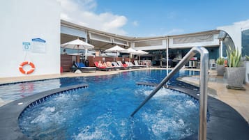 Piscine extérieure, chaises longues