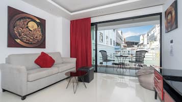 Apartemen Deluks, 1 kamar tidur, balkon, pemandangan kota (Absolutely Amazing Bangla 1BR Suite) | Area keluarga | Smart TV 55-inci dengan saluran TV digital