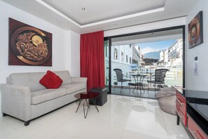 Căn hộ Deluxe, 1 phòng ngủ, ban công, quang cảnh thành phố (Absolutely Amazing Bangla 1BR Suite) | Khu phòng khách | Smart TV 55-inch có truyền hình kỹ thuật số 