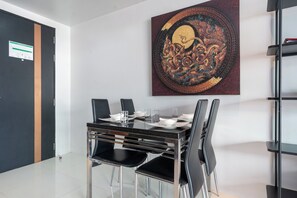 Căn hộ Deluxe, 1 phòng ngủ, ban công, quang cảnh thành phố (Absolutely Amazing Bangla 1BR Suite) | Khu vực ăn uống tại phòng