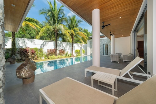 บรีซ วิลล่าหรู 4 ห้องนอนพร้อมสระว่ายน้ำส่วนตัวในบางเทา