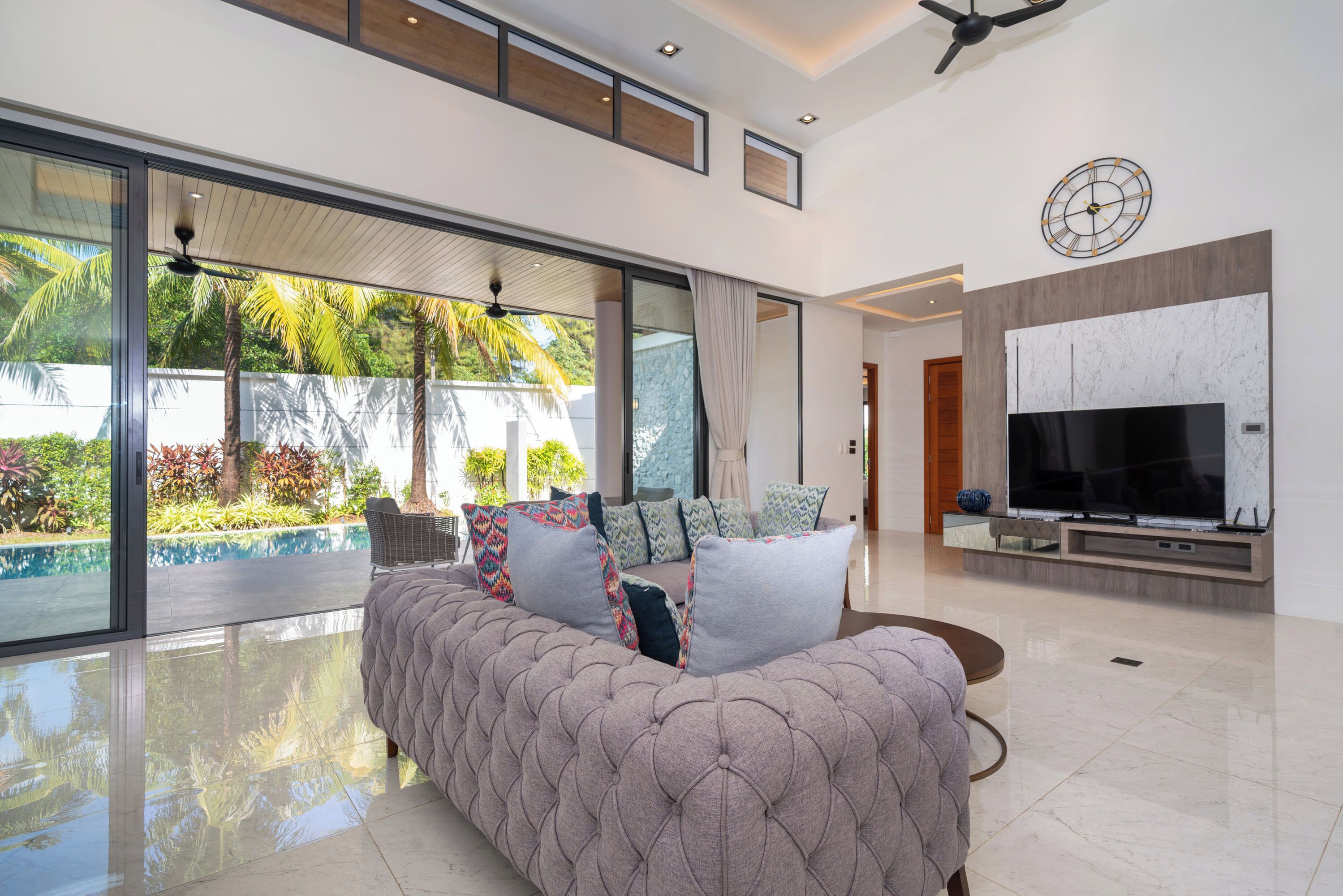 Executive Villa, 4 Bedrooms (BreezePrivate Pool Luxury in BangTao) | Ruang tamu | 65 inci sebuah televisyen pintar dengan digital 
