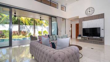 Executive Villa, 4 Bedrooms (BreezePrivate Pool Luxury in BangTao) | Ruang tamu | 65 inci sebuah televisyen pintar dengan digital