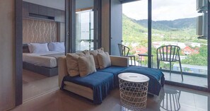 Leilighet – deluxe, 1 soverom (CityGate Kamala 1BR Altitude Suite) | Safe på rommet, individuelt dekorert og individuelt innredet