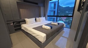 Apartamento luxo, 1 quarto (CityGate Kamala 1BR Altitude Suite) | Cofres nos quartos, individualmente decorados