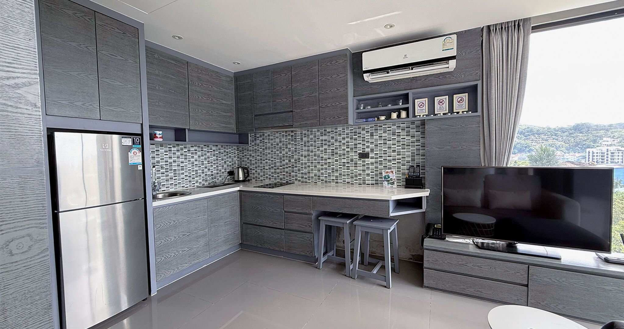 华丽公寓, 1 间卧室 (CityGate Kamala 1BR Altitude Suite) | 私人厨房 | 大冰箱、微波炉、炉灶、厨具/餐具