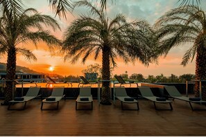 3 albercas al aire libre y camastros 