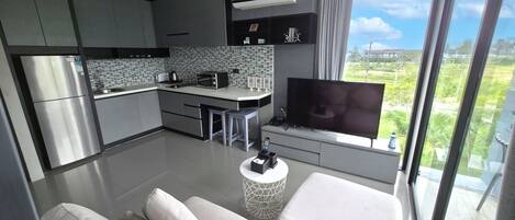 Departamento Deluxe, 1 habitación (Chic n Cozy CityGate 1BR Suite) | Caja de seguridad en la habitación y muebles diferentes