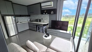 Lägenhet Deluxe - 1 sovrum (Chic n Cozy CityGate 1BR Suite) | Värdeförvaringsskåp på rummet, unika möbler och arbetsyta för laptop