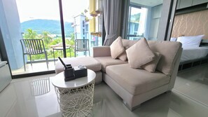 Lägenhet Deluxe - 1 sovrum (Chic n Cozy CityGate 1BR Suite) | Värdeförvaringsskåp på rummet, unika möbler och arbetsyta för laptop