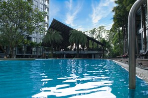 3 outdoor pools, pool loungers