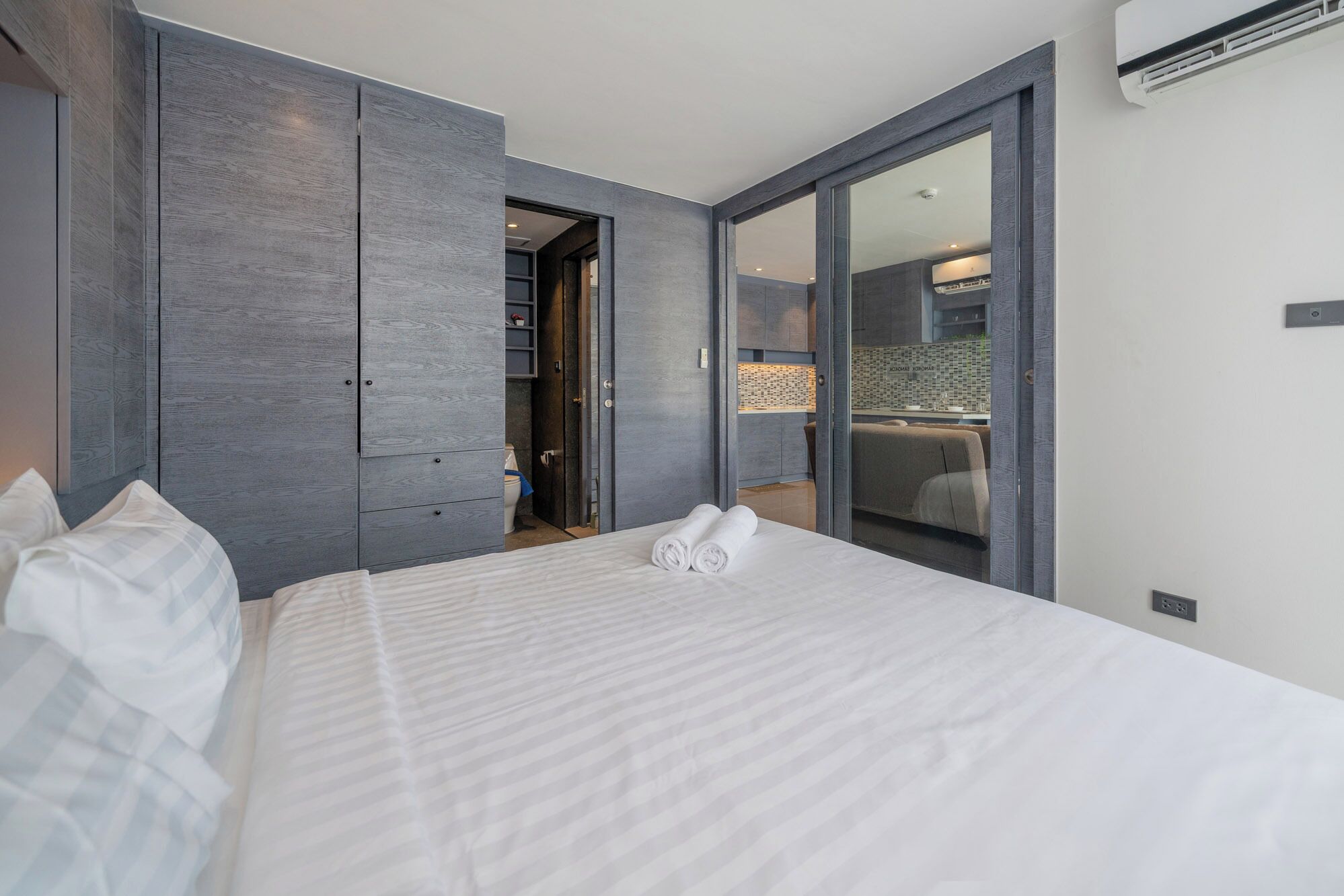 Departamento, 1 habitación (Fabulous CityGate Kamala 1BR Suite) | Caja de seguridad en la habitación y tabla de planchar con plancha 