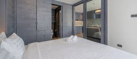 Departamento, 1 habitación (Fabulous CityGate Kamala 1BR Suite) | Caja de seguridad en la habitación y tabla de planchar con plancha