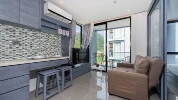 Caja de seguridad en la habitación y tabla de planchar con plancha