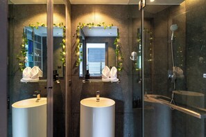 Apartamento, 1 habitación (Fabulous CityGate Kamala 1BR Suite) | Baño | Ducha, cabezal de ducha tipo lluvia, secador de pelo y bidé