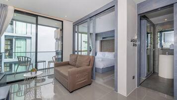 Caja de seguridad en la habitación y tabla de planchar con plancha