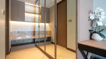 エクスクルーシブ アパートメント 2 ベッドルーム (Angsana Lakeside Luxury Jazuzzi Suite) | セーフティボックス (室内)、客室ごとに異なる装飾、客室ごとに異なるインテリア、デスク