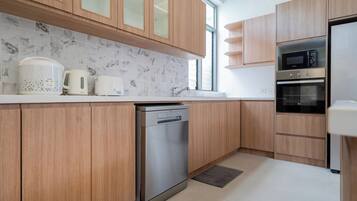 Exclusive-Villa, 4 Schlafzimmer (Mahogany 4BR Pool Villa in BangTao) | Eigene Küche | Großer Kühlschrank, Mikrowelle, Herdplatte, Toaster