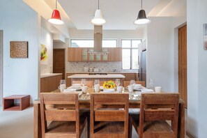 Villa – exclusive, 4 soverom (Mahogany 4BR Pool Villa in BangTao) | Individuelt dekorert, individuelt innredet og skrivebord for bærbar PC