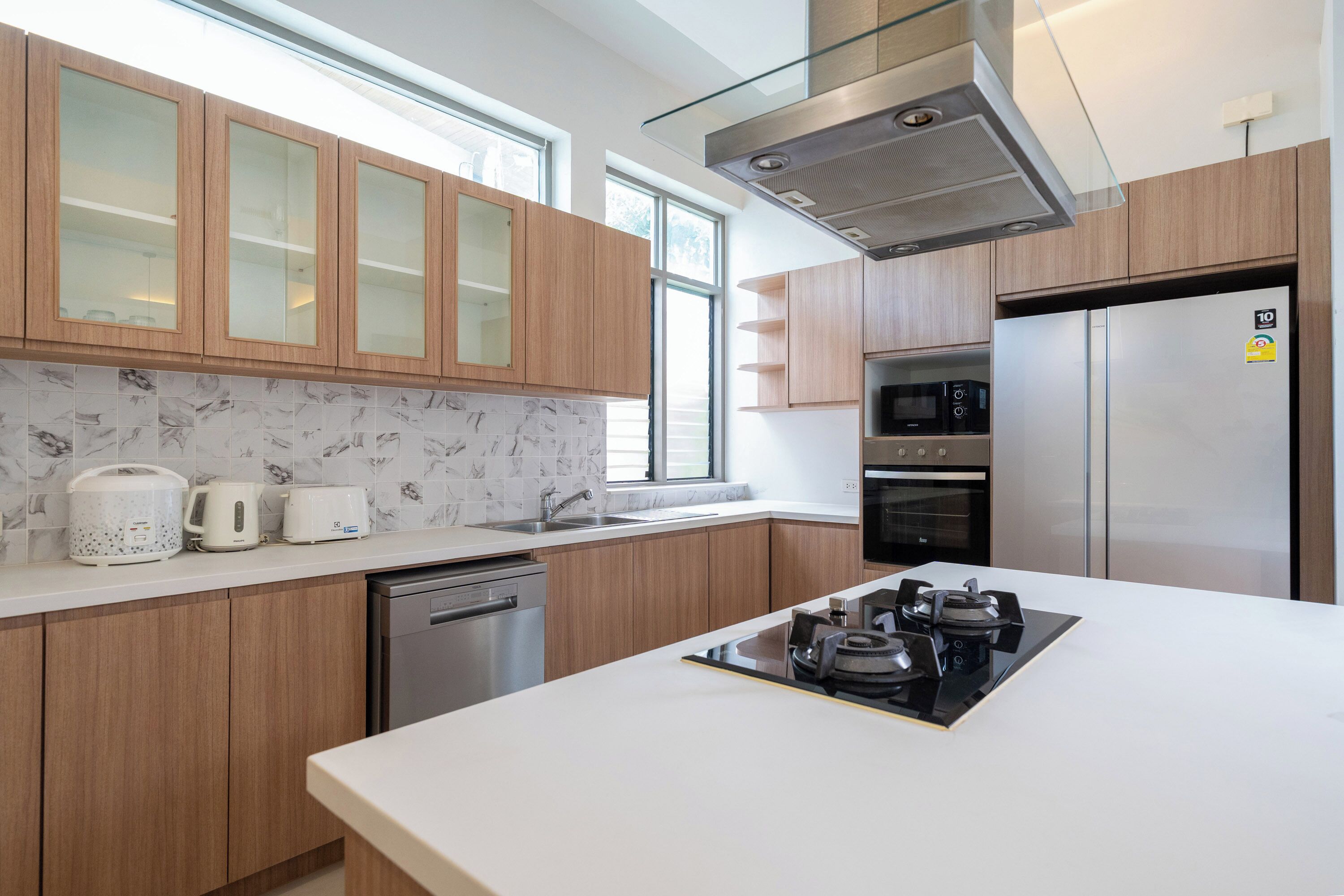 Exclusive-Villa, 4 Schlafzimmer (Mahogany 4BR Pool Villa in BangTao) | Eigene Küche | Großer Kühlschrank, Mikrowelle, Herdplatte, Toaster