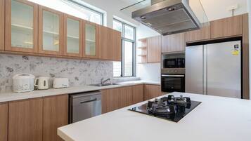 Exclusive-Villa, 4 Schlafzimmer (Mahogany 4BR Pool Villa in BangTao) | Eigene Küche | Großer Kühlschrank, Mikrowelle, Herdplatte, Toaster