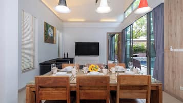 Exclusive-Villa, 4 Schlafzimmer (Mahogany 4BR Pool Villa in BangTao) | Individuell dekoriert, individuell eingerichtet