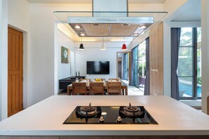 Vila Eksklusif, 4 kamar tidur (Mahogany 4BR Pool Villa in BangTao) | Area keluarga | TV layar datar