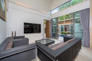 Villa exclusiva, 4 habitaciones (Mahogany 4BR Pool Villa in BangTao) | Sala de estar | Televisión de pantalla plana 