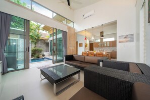 尊尚別墅, 4 間臥室 (Mahogany 4BR Pool Villa in BangTao) | 客廳 | 平面電視