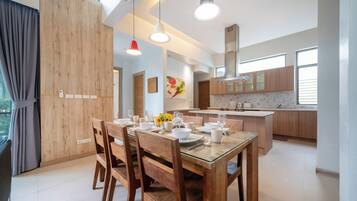 Exclusive-Villa, 4 Schlafzimmer (Mahogany 4BR Pool Villa in BangTao) | Individuell dekoriert, individuell eingerichtet