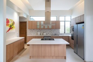 Villa – exclusive, 4 soverom (Mahogany 4BR Pool Villa in BangTao) | Eget kjøkken | Kjøleskap, mikrobølgeovn, kokeplater og brødrister