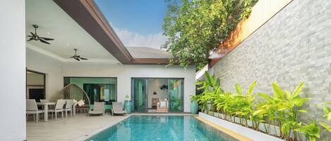 สระว่ายน้ำกลางแจ้ง