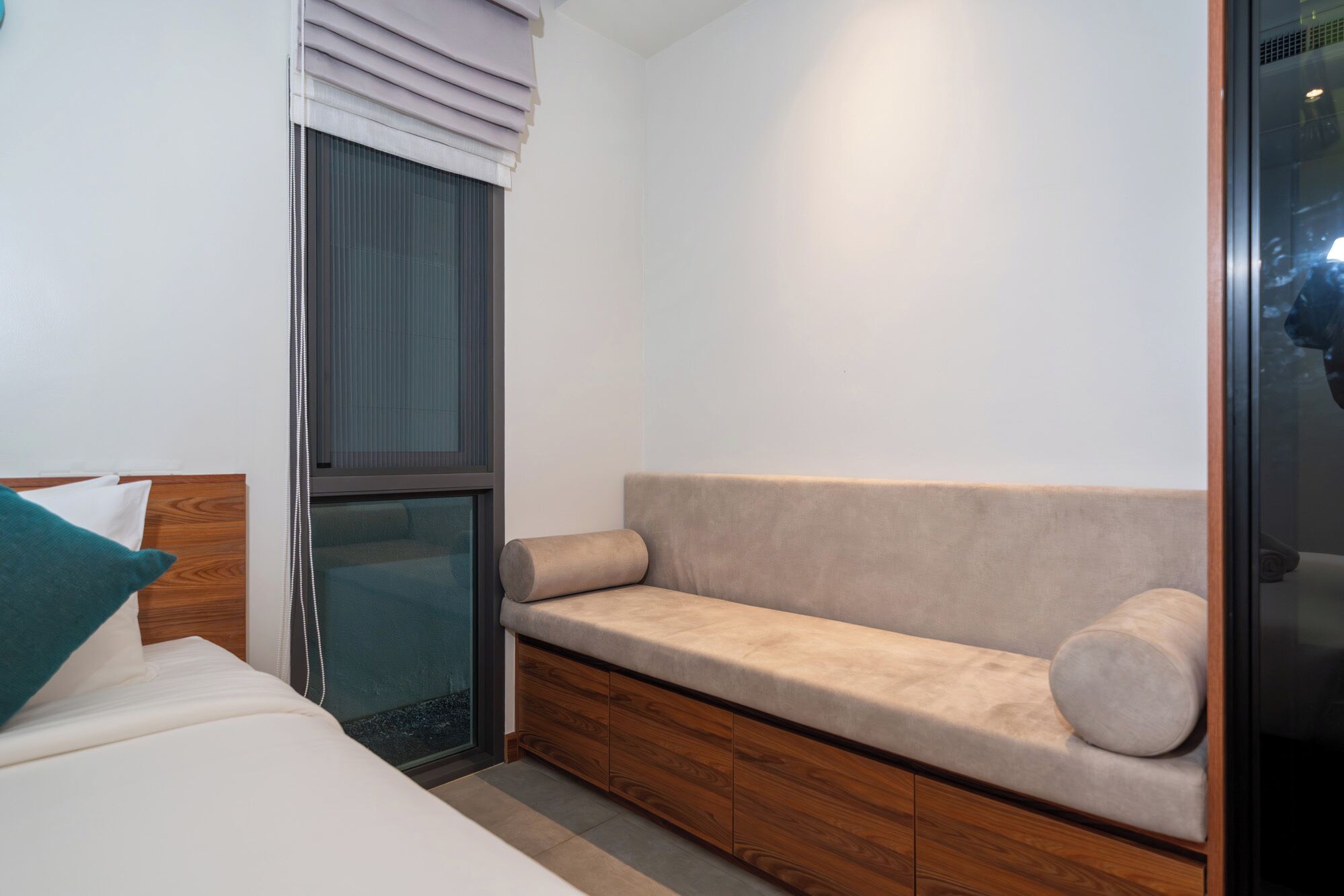 Caja de seguridad en la habitación y tabla de planchar con plancha 