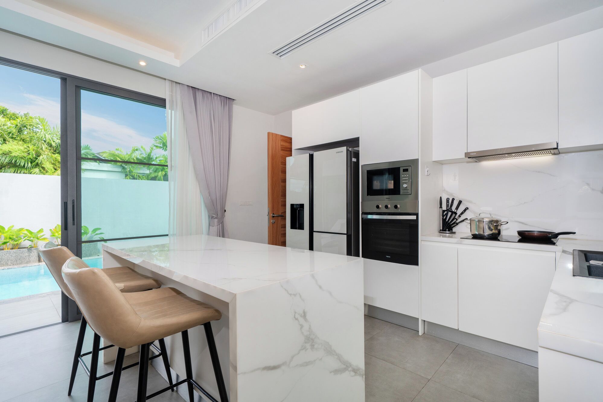 Refrigerador con freezer, horno, lavavajillas, tostadora