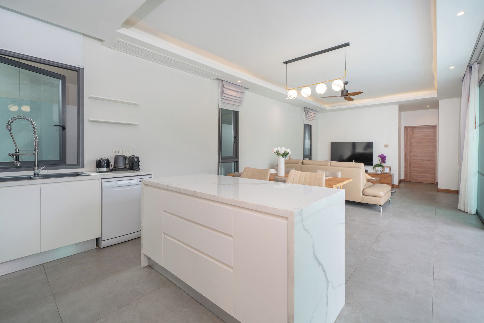 Caja de seguridad en la habitación y tabla de planchar con plancha 