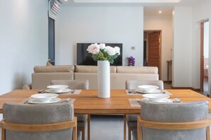 빌라, 침실 3개 (Nicky Elegant 3BR Pool Villa BangTao) | 객실 내 금고, 다리미/다리미판, 무료 WiFi, 침대 시트