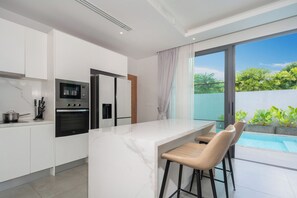 Huvila, 3 makuuhuonetta (Nicky 3BR Private Pool Villa BangTao) | Yksityinen keittiö