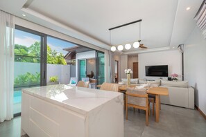 Huvila, 3 makuuhuonetta (Nicky 3BR Private Pool Villa BangTao) | Oleskelualue | 65–tuumainen LED-televisio, jossa digitaalikanavat