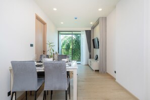 Căn hộ, 1 phòng ngủ (Ozone Condo Prestigious Laguna Area) | Khu phòng khách | TV LED 55-inch có truyền hình kỹ thuật số 