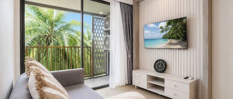アパートメント 1 ベッドルーム (Ozone Condo Prestigious Laguna Area) | リビング エリア | 55 インチのLED テレビ (デジタル放送視聴可)