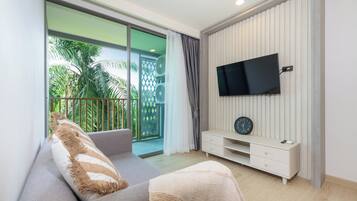 Lägenhet - 1 sovrum (Ozone Condo Prestigious Laguna Area) | Vardagsrum | 55-tums LED-tv med digitalkanaler