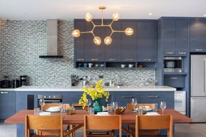 Private kitchen - The Granary Designer Loft 3Br Pool Villa In Pasak (Choeng Thale)