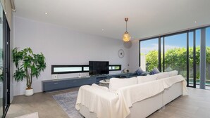 Biệt thự, 3 phòng ngủ (Granary Designer Loft Pool in Pasak) | Phòng khách