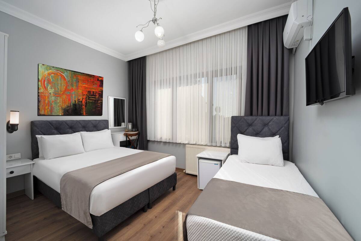 Hochwertige Bettwaren, Minibar, Schreibtisch, kostenloses WLAN
