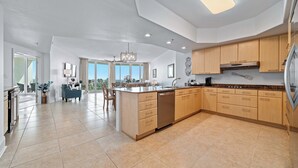Una cocina amplia con armarios de madera, lavavajillas y una isla grande.