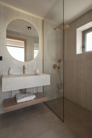 Shower, jetted tub, hair dryer, towels - Villa Frame | Quiet Luxury with 2 Jacuzzis & Panoramic Sea View in Methoni (Methoni)