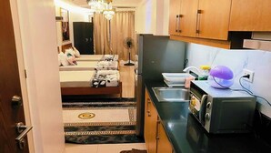 Family Studio, Non Smoking, City View | Private kitchen - The Royal Bloom Room-1409TowerA (Pasay)