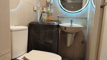 Familienapartment, Nichtraucher, Stadtblick | Badezimmer | Seife, Shampoo, Toilettenpapier