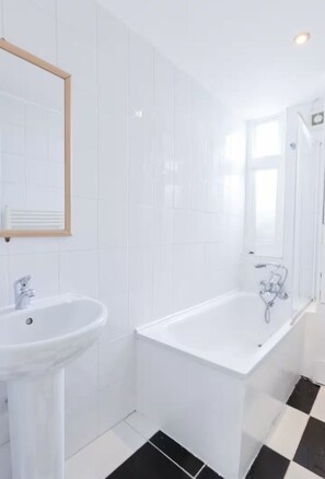 Hair dryer, towels, soap, shampoo - Cozy 1 bedroom in Kensington (London)